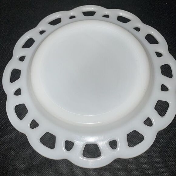 Beautiful vintage milk glass small dish - Picture 3 of 5